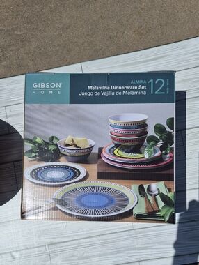 NWOT Gibson  HOME 12-Piece Melamine Dinnerware Set